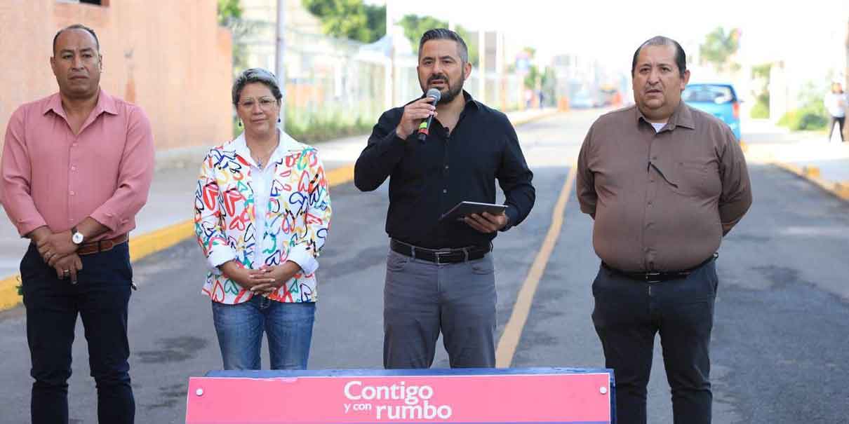 Entrega Ayuntamiento de Puebla rehabilitación vial en San José Chapulco