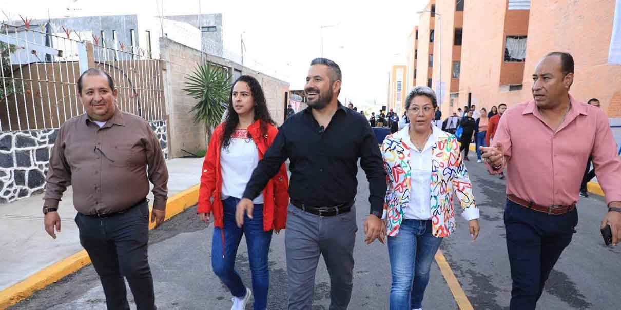 Entrega Ayuntamiento de Puebla rehabilitación vial en San José Chapulco