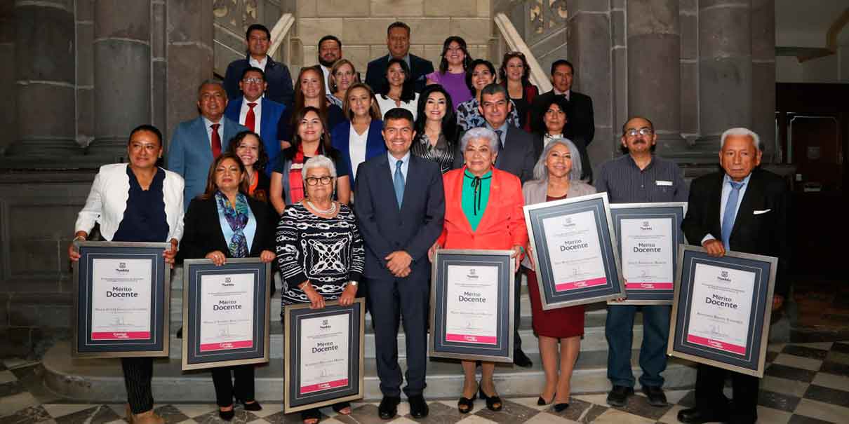 Entrega Ayuntamiento de Puebla distinciones al mérito docente