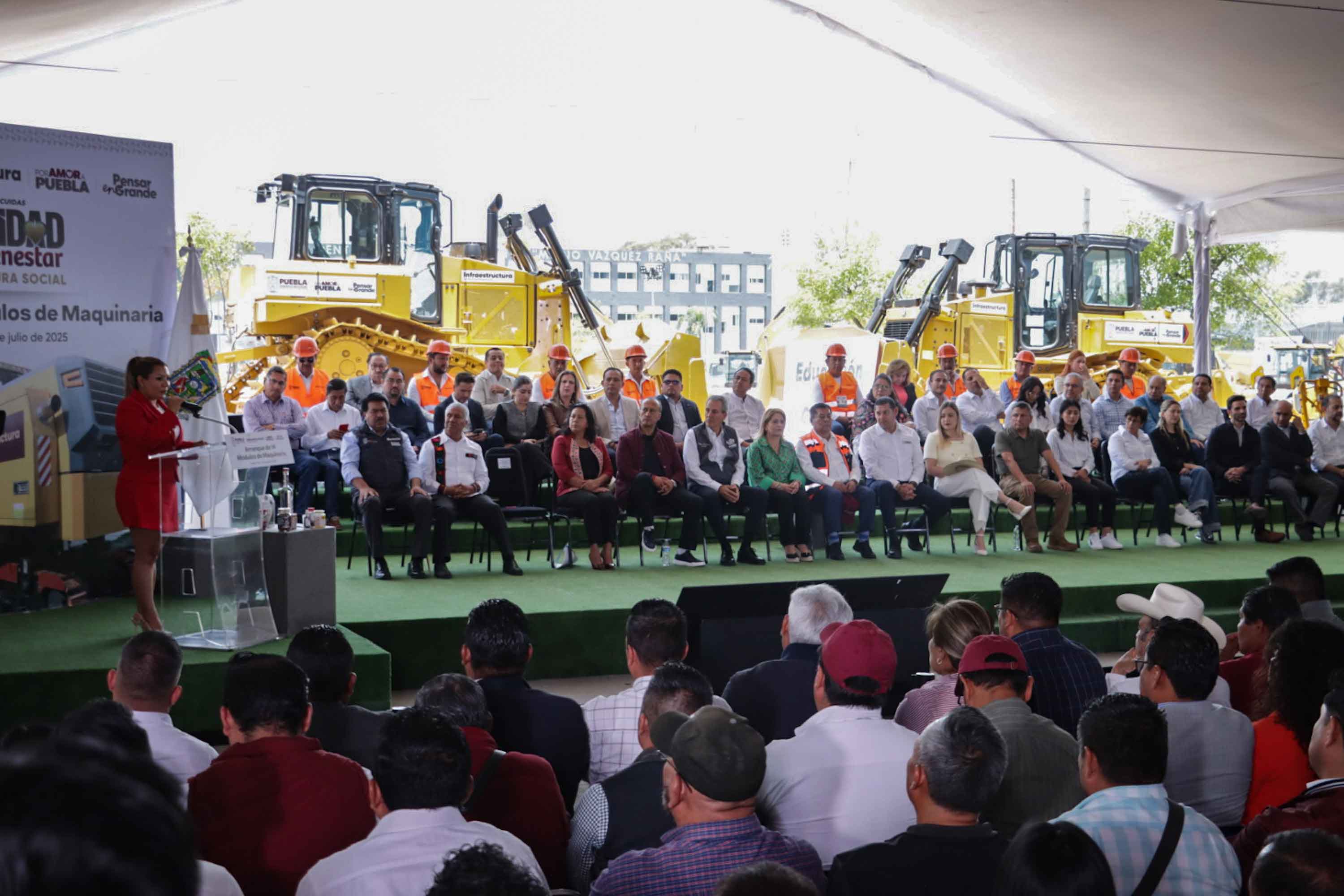 Entregan maquinaria pesada en Puebla para reactivar obra pública