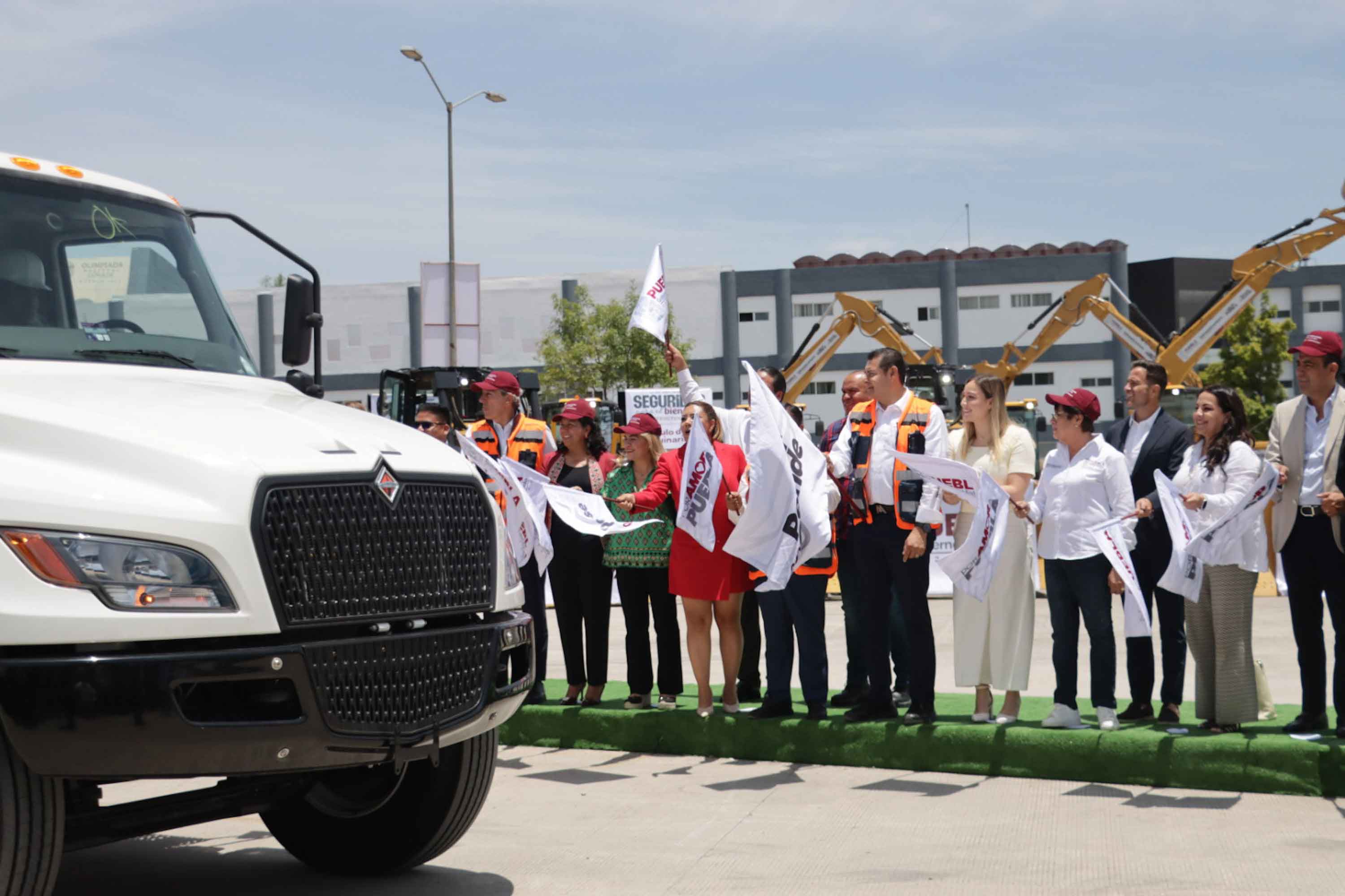 Entregan maquinaria pesada en Puebla para reactivar obra pública