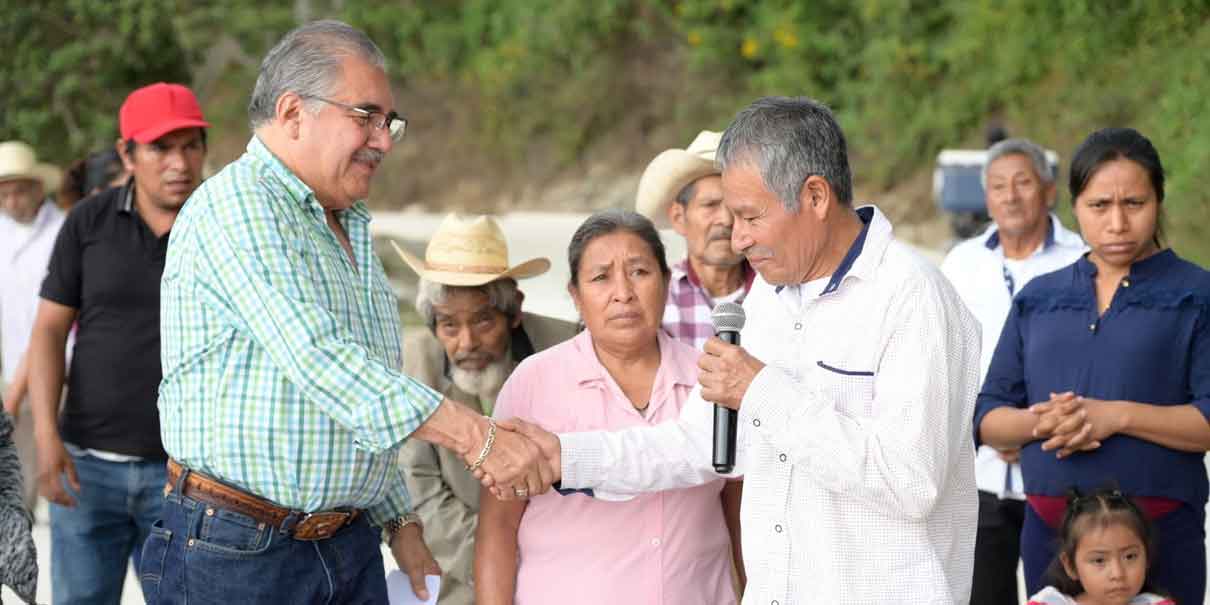 Entregan obras sanitarias y de pavimentación a Tenohuatlán, Huauchinango