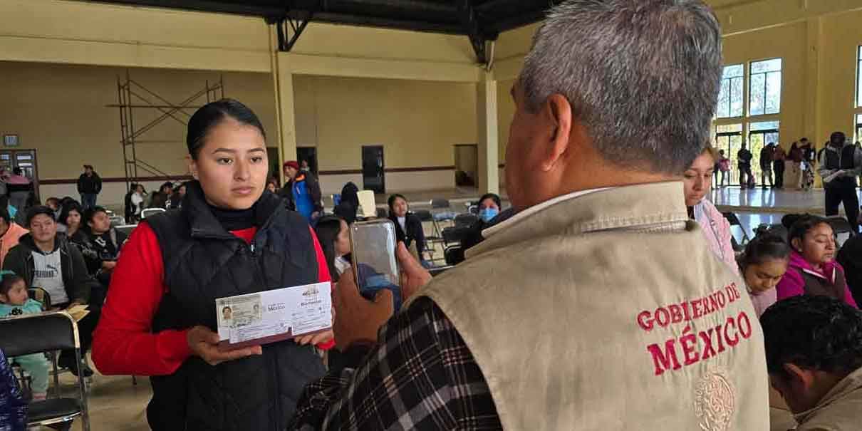 Entregan primeras tarjetas a Jóvenes Construyendo el Futuro de Huauchinango