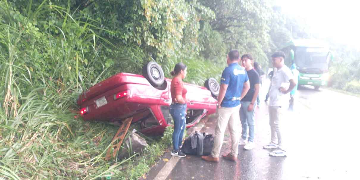 Familia sale ilesa de aparatosa volcadura en Xicotepec