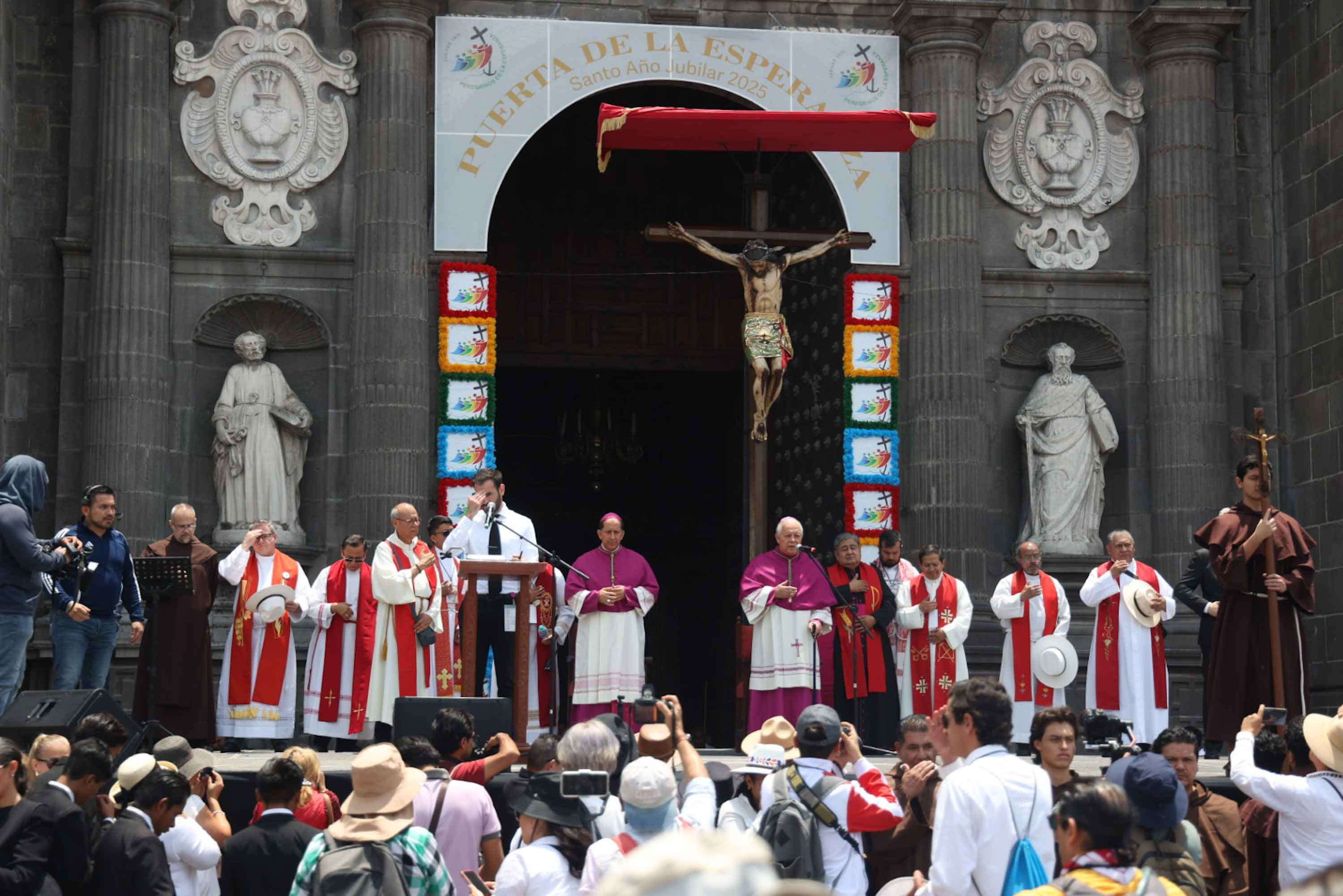 Fe y esperanza 180 mil personas durante la Procesión de Viernes Santo