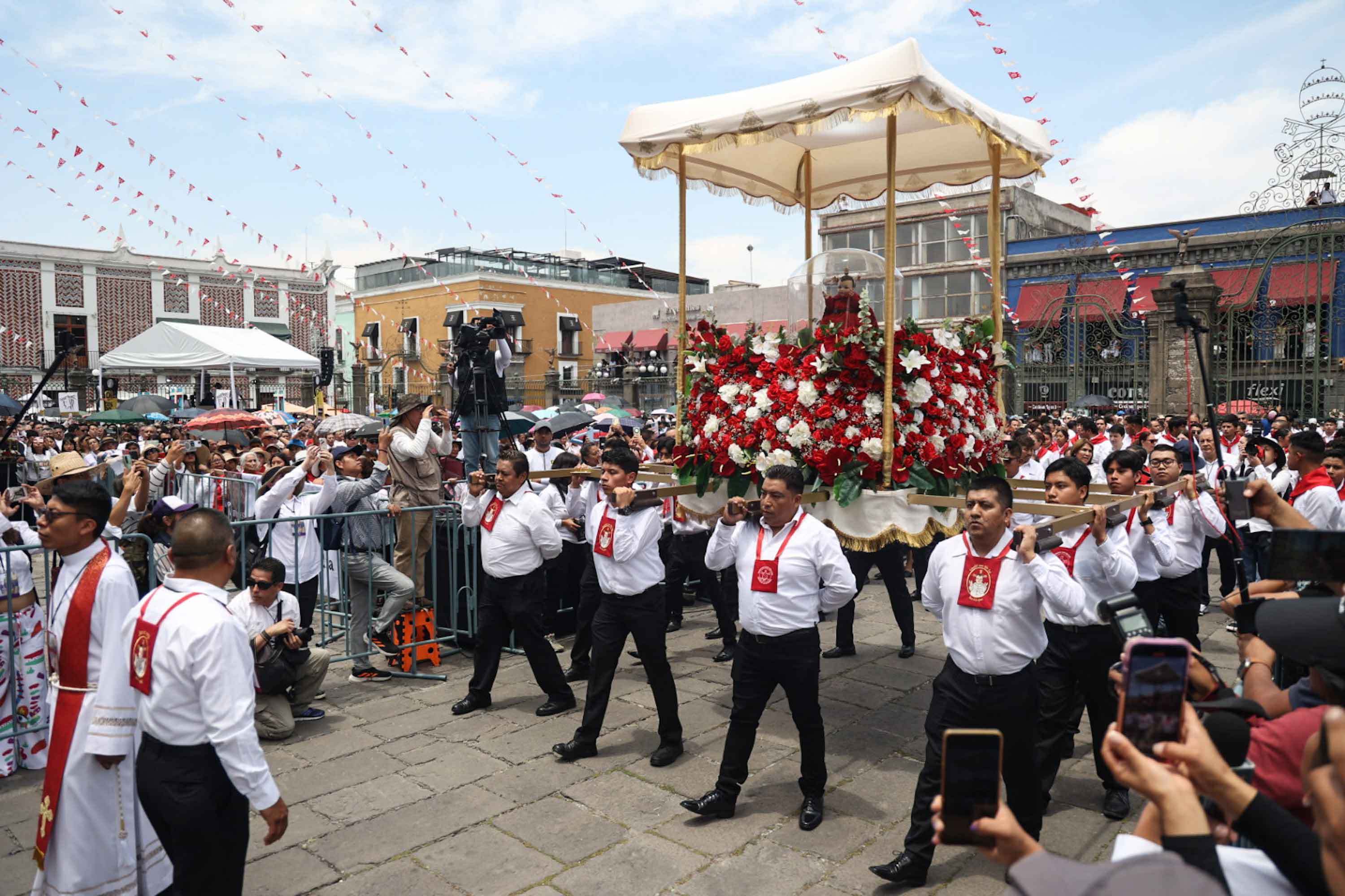 Fe y esperanza 180 mil personas durante la Procesión de Viernes Santo