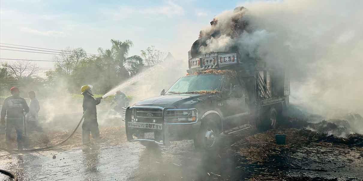 A cubetazos y mangueras apagan camioneta incendiada en la Izúcar-Cuautla
