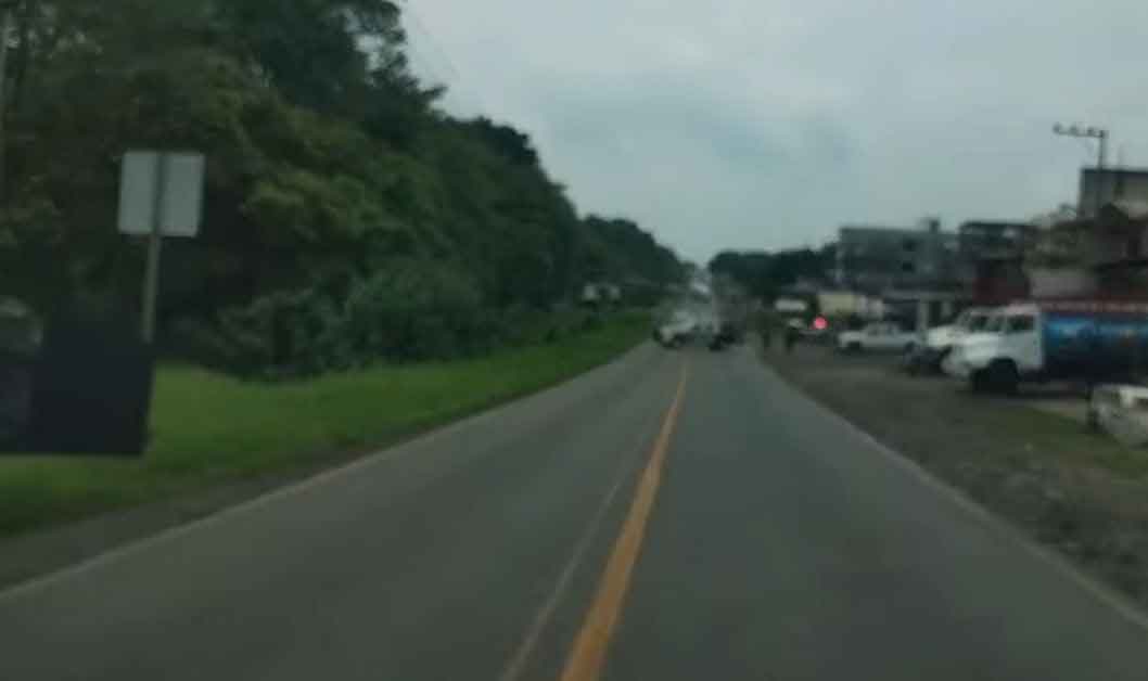 Fuga de gasolina en Venustiano Carranza obliga al cierre de la carretera Pachuca–Tuxpan