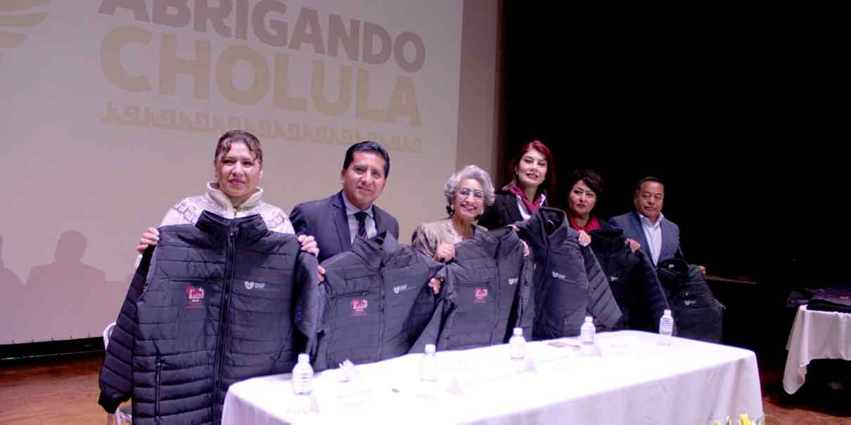 Gobierno de Cholula entrega de 4 mil 500 chamarras a adultos mayores