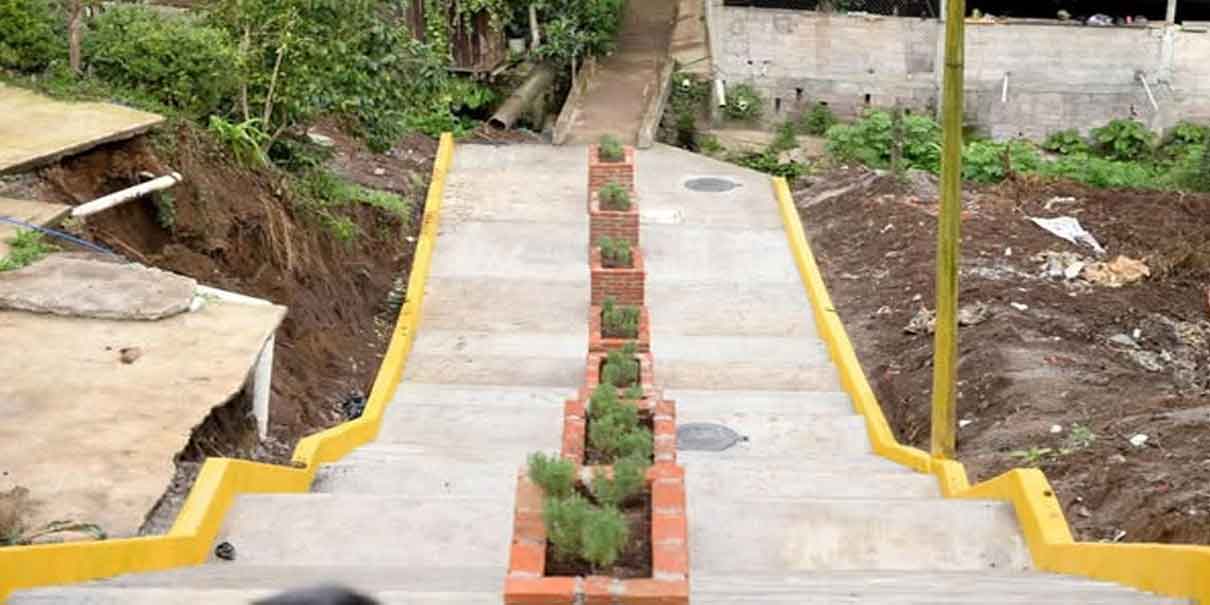 Gobierno de Huauchinango inauguración de 60 metros de escalinatas