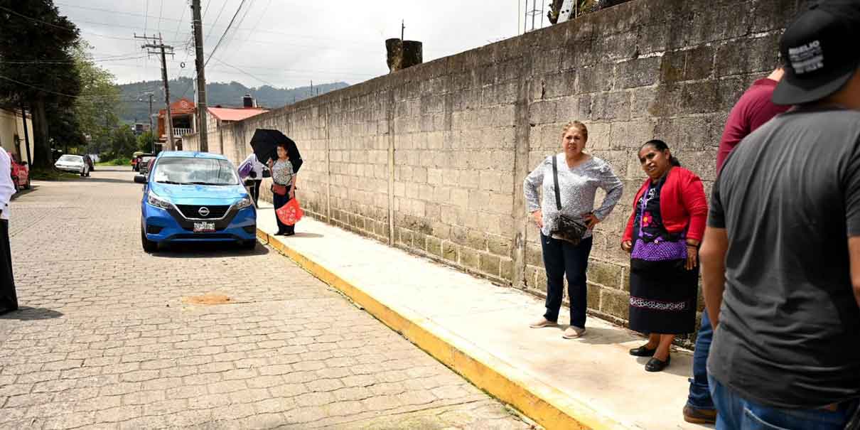 Guarniciones y banquetas mejoran zonas escolares en Huauchinango