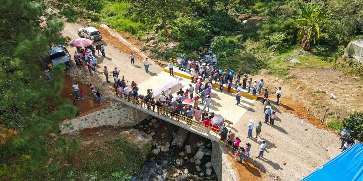 Rogelio López entregó puente vehicular en Tenango de las Flores