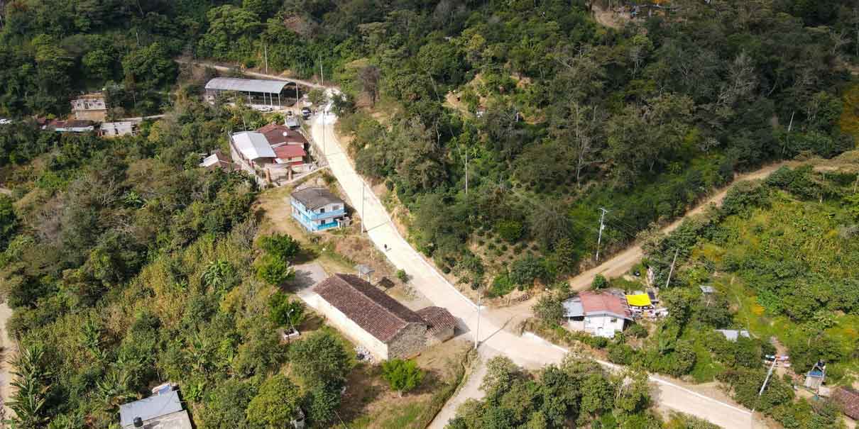 Entregan obras sanitarias y de pavimentación a Tenohuatlán, Huauchinango