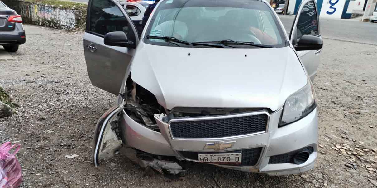 Pierde el control de su auto y termina en el camellón