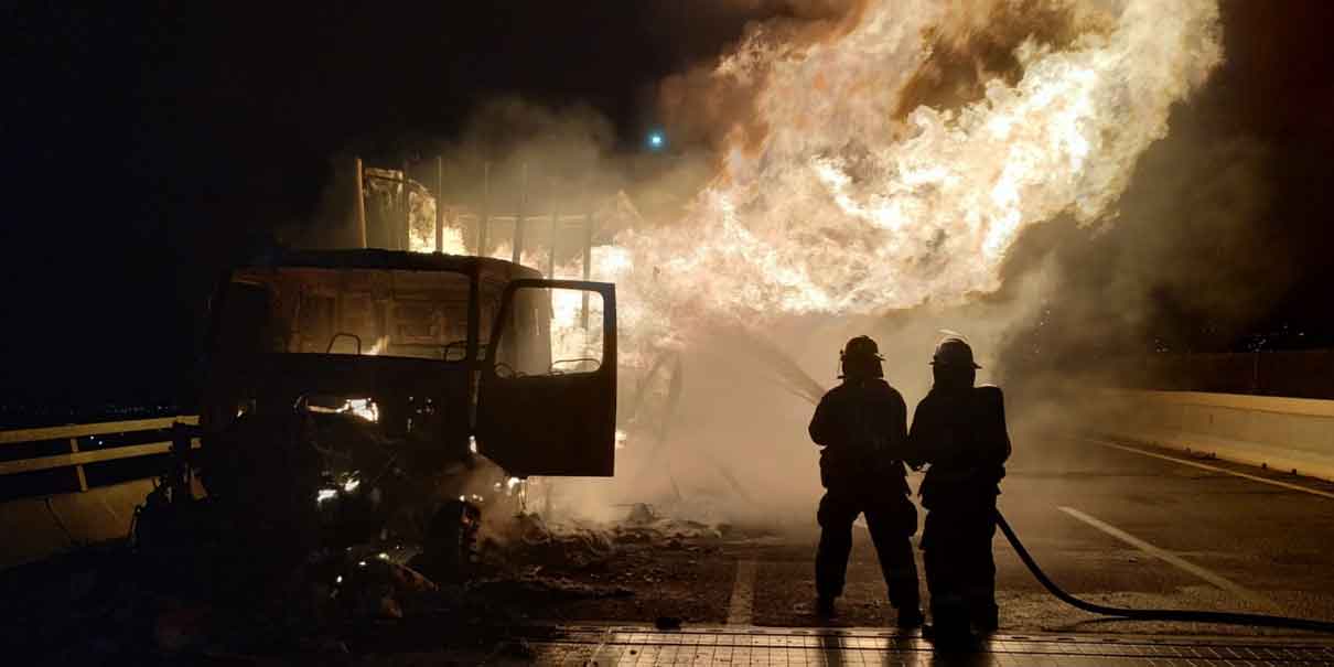 Se incendió tráiler en el Segundo Piso de la México-Puebla; hay caos vial en la zona