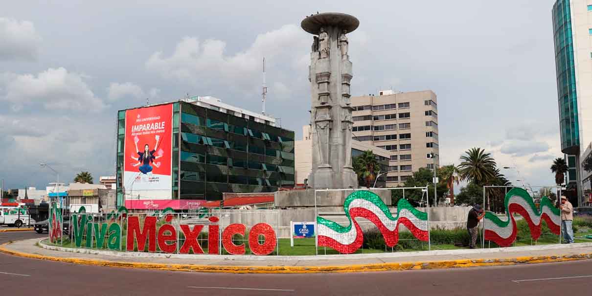 Inician instalación de adornos alusivos al mes patrio en Puebla capital