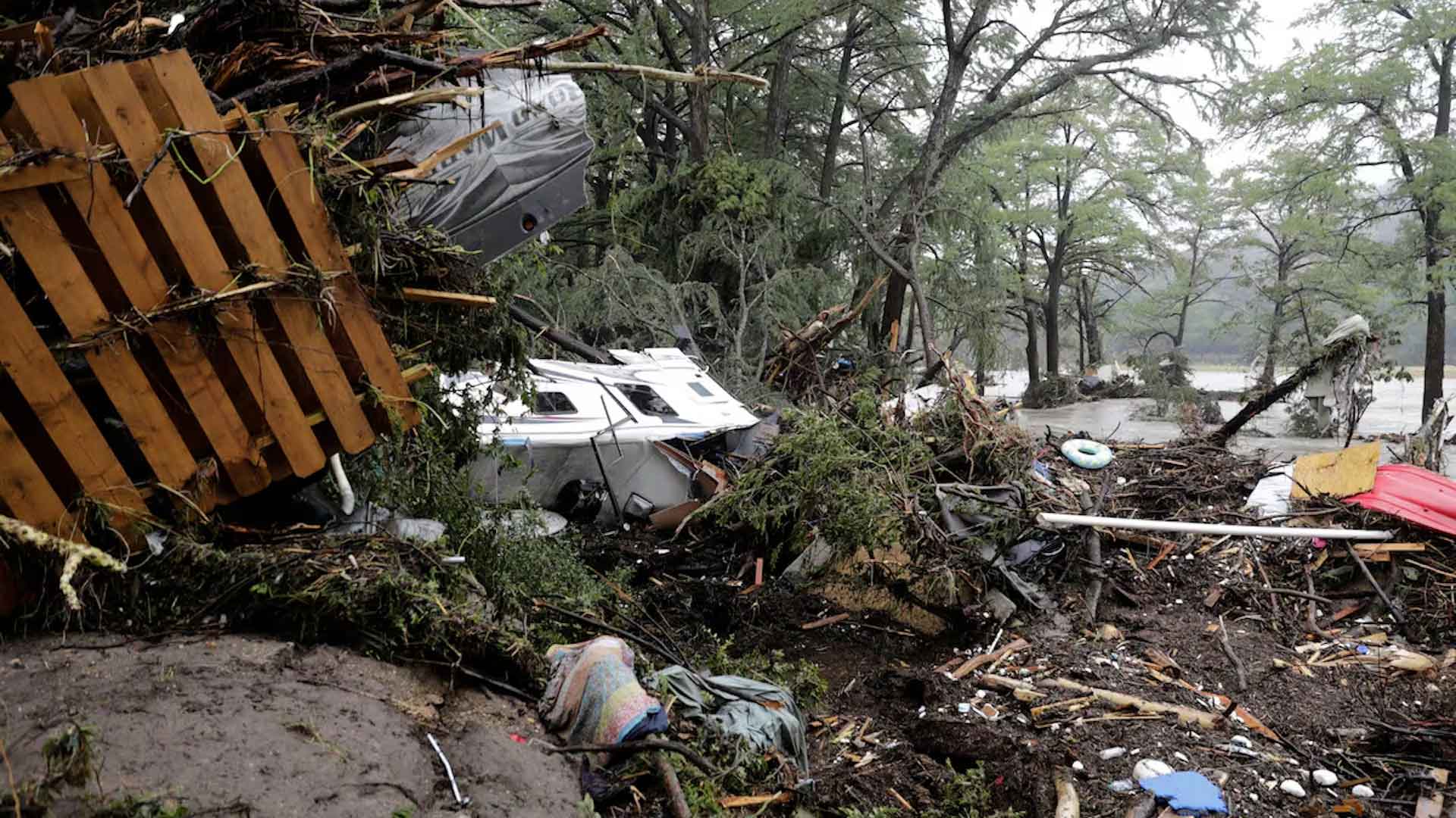 Inundaciones en Texas suman 82 muertos y alerta por más lluvias