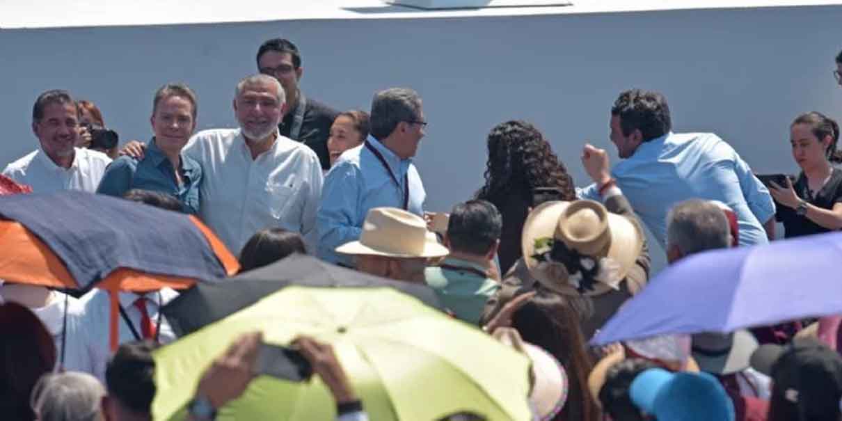 Así dieron la espalda líderes morenistas a Sheinbaum por tomarse foto con hijo de AMLO