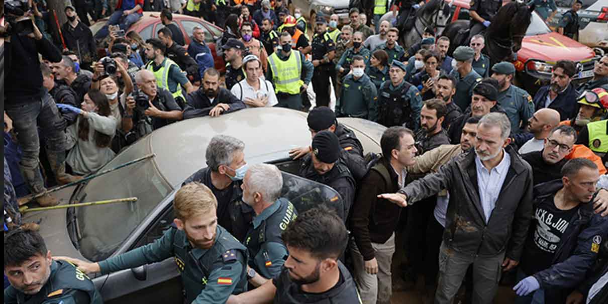 Lanzan lodo e insultos al rey de España en visita a zona damnificada por inundaciones