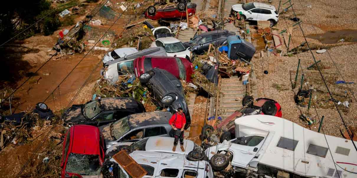 Lanzan lodo e insultos al rey de España en visita a zona damnificada por inundaciones