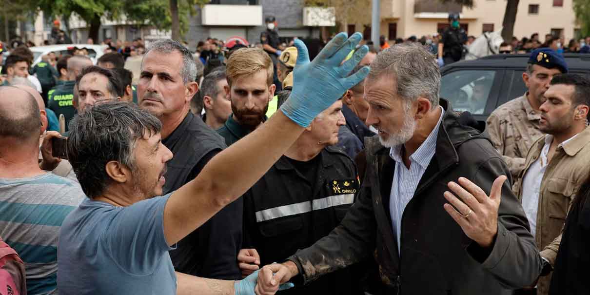 Lanzan lodo e insultos al rey de España en visita a zona damnificada por inundaciones