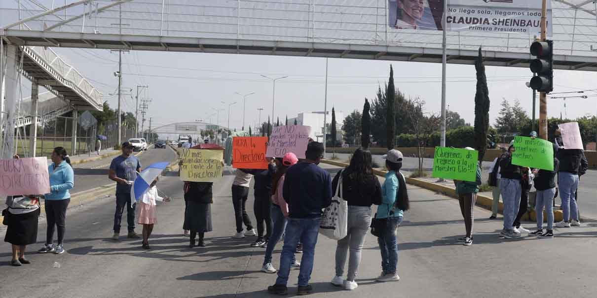 Papás liberan carretera a Atlixco tras lograr destitución de maestra