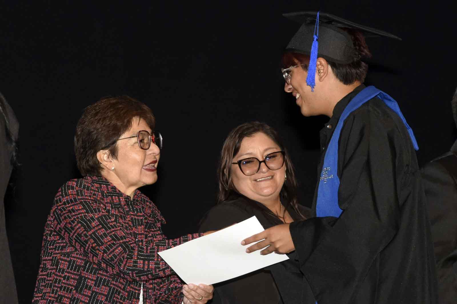 Lilia Cedillo encabeza graduación de Prepa Simón Bolívar y Medicina Veterinaria en BUAP