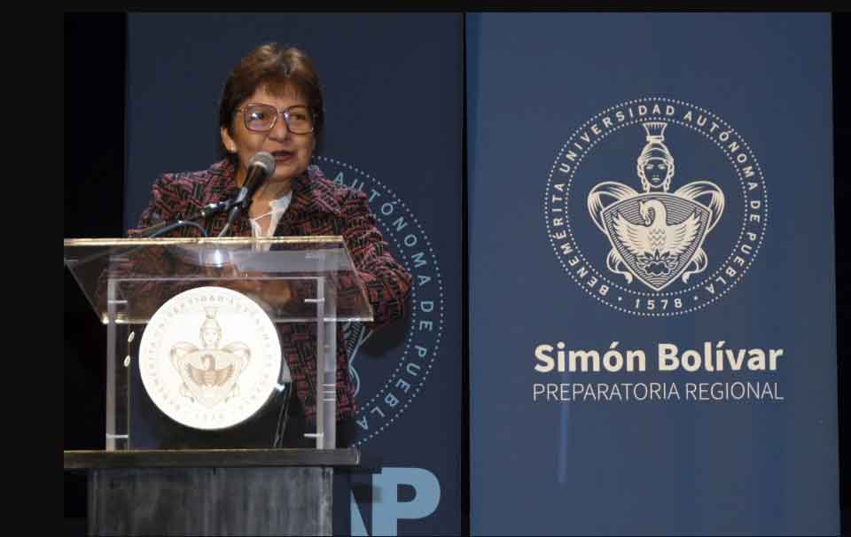 Lilia Cedillo encabeza graduación de Prepa Simón Bolívar y Medicina Veterinaria en BUAP