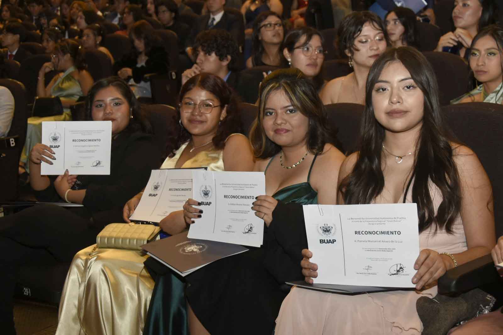 Lilia Cedillo encabeza graduación de Prepa Simón Bolívar y Medicina Veterinaria en BUAP