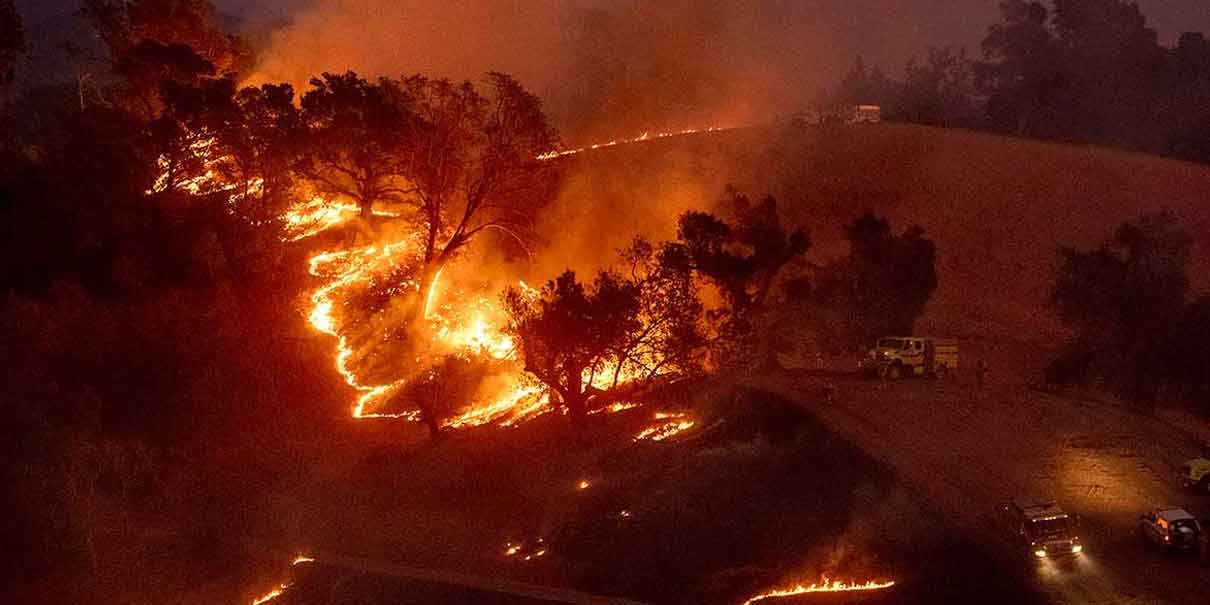 un incendio que avanza sin control en el Los Ángeles destruye decenas de viviendas y obliga a evacuar a miles de personas