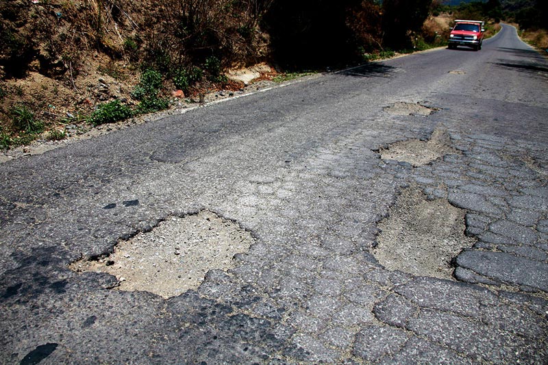 Más inversión y maquinaria para mejorar carreteras, anunció Armenta