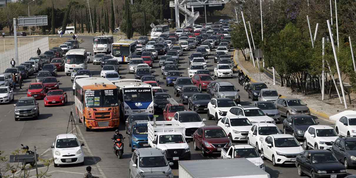 Bloqueo de taxis pirata en Vía Atlixcáyotl causa caos vial en Puebla