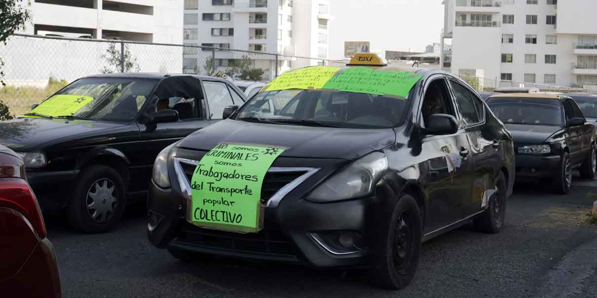 Bloqueo de taxis pirata en Vía Atlixcáyotl causa caos vial en Puebla