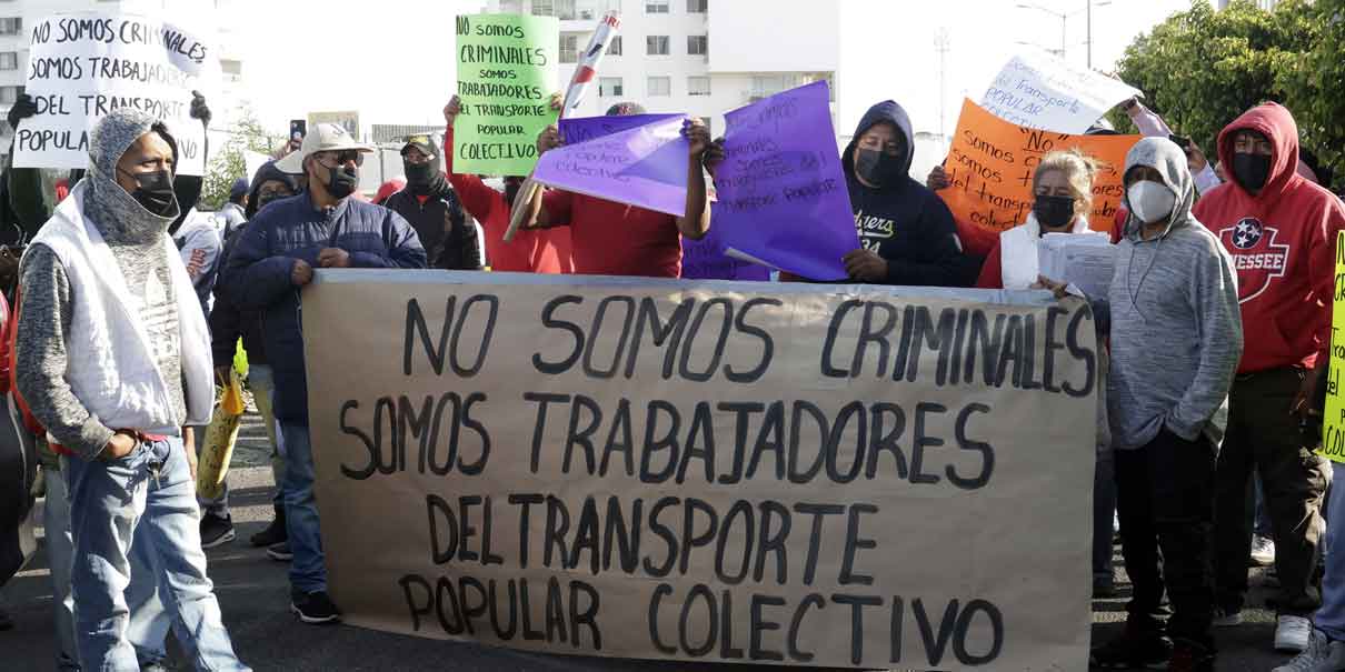 Bloqueo de taxis pirata en Vía Atlixcáyotl causa caos vial en Puebla