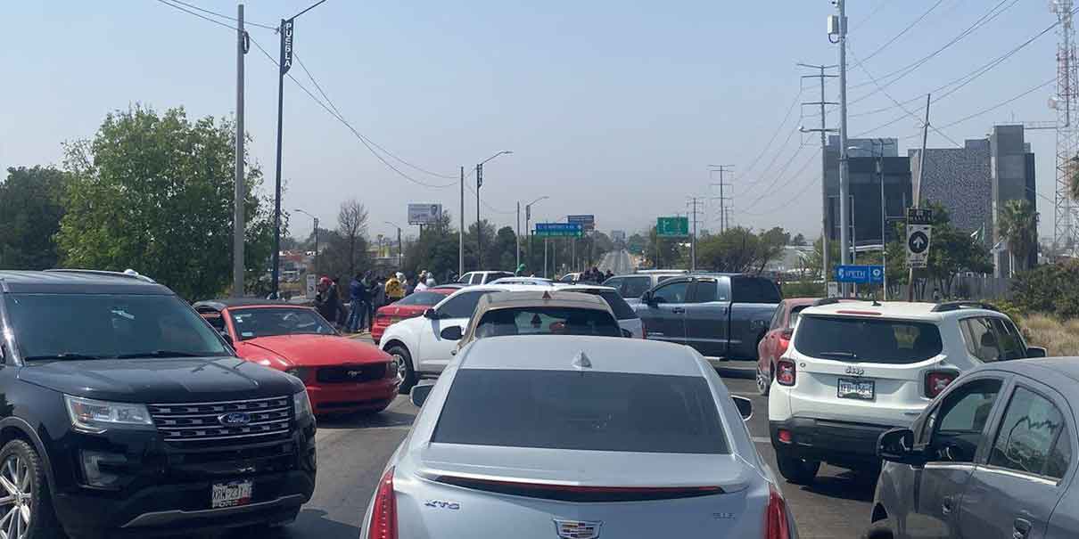 Bloqueo de taxis pirata en Vía Atlixcáyotl causa caos vial en Puebla