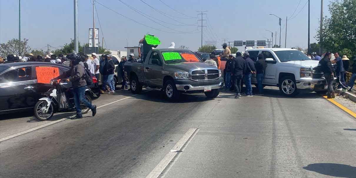 Bloqueo de taxis pirata en Vía Atlixcáyotl causa caos vial en Puebla