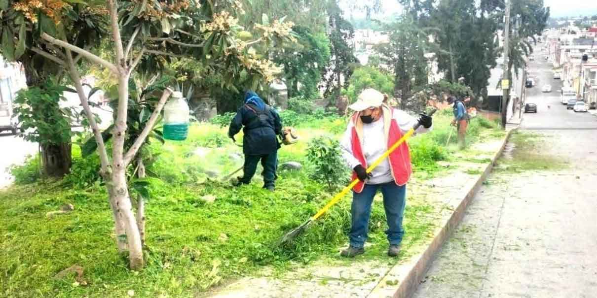 Durante las primeras tres semanas de Septiembre, el Ayuntamiento de Puebla --que preside Adán Domínguez Sánchez-- a través de la Secretaría de Servicios Públicos mantuvo atención en diversos puntos de la ciudad con acciones para propiciar entornos limpios y ordenados.  Es así que, personal de la Dirección de Calles, Parques y Jardines, realizaron 796 mil 636 metros cuadrados de poda, 987 mil 356 metros cuadrados de barrido de área o andador, lavado de 11 fuentes en la ciudad, retiraron 571 metros cúbicos de basura y desecho vegetal y efectuaron el mantenimiento de 68 ejercitadores y 249 juegos infantiles.  Por otra parte, el personal de la Dirección de Alumbrado Público y Servicios Municipales, instaló 36 nuevos puntos de luz en diversas demarcaciones de la ciudad, brindó mantenimiento correctivo a mil 788 puntos de luz, además se realizaron 14 inhumaciones y 4 cremaciones en el Panteón Municipal.  Estas labores continuarán hasta el último día de la administración municipal, para garantizar la seguridad y tranquilidad de las y los poblanos, además de contribuir a la estética urbana, con el buen estado de los espacios públicos recreativos.  *BC     Diario Puntual te recomienda también: Ayuntamiento de Puebla mantendrá activo Bolsa de Trabajo Ayuntamiento de Puebla entregó parque y canchas en Santa María Guadalupe Tecola Renovación y recreación, Ayuntamiento de Puebla inaugura plaza de Hueyotlipan Entrega Ayuntamiento de Puebla segunda etapa del parque del Ajolote Secretaría de Igualdad reconoce casos de acoso pendientes en el Ayuntamiento de Puebla Lo de Hoy Noticias te recomienda: