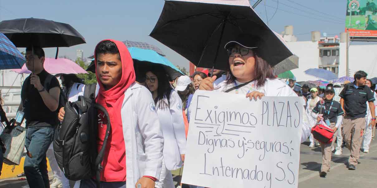 Segunda marcha de universitarios de Medicina BUAP; se dirigen a CU