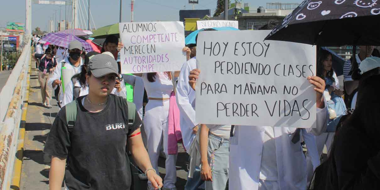 Segunda marcha de universitarios de Medicina BUAP; se dirigen a CU