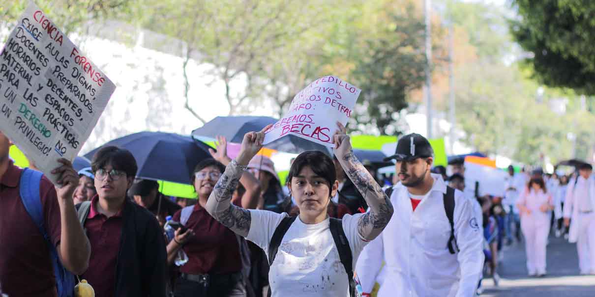 Segunda marcha de universitarios de Medicina BUAP; se dirigen a CU