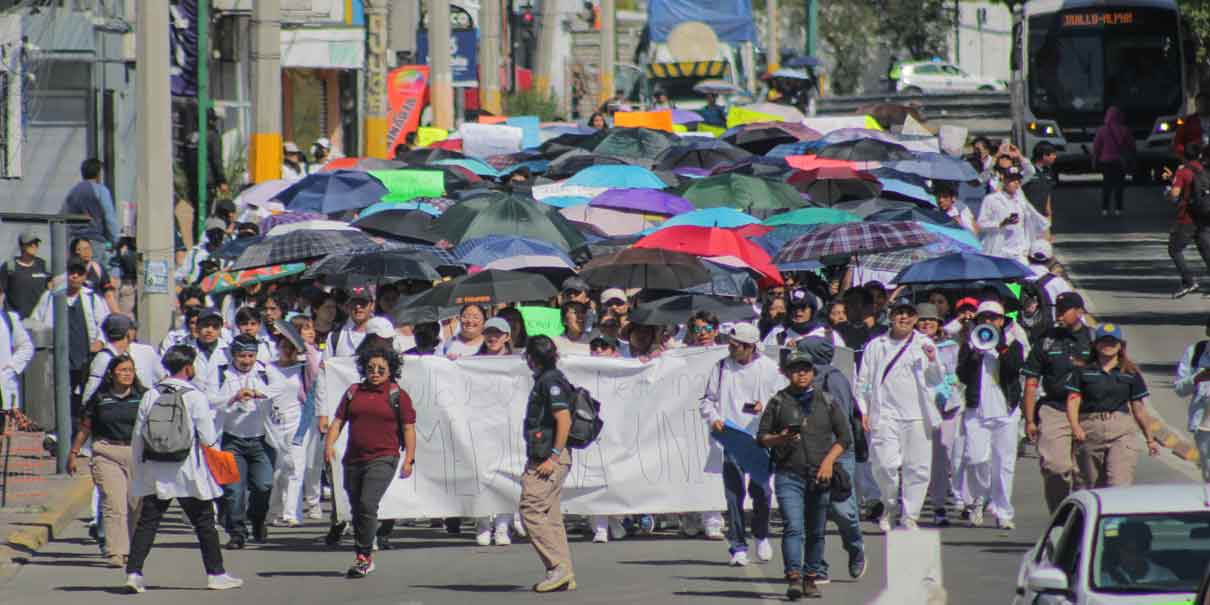 Segunda marcha de universitarios de Medicina BUAP; se dirigen a CU