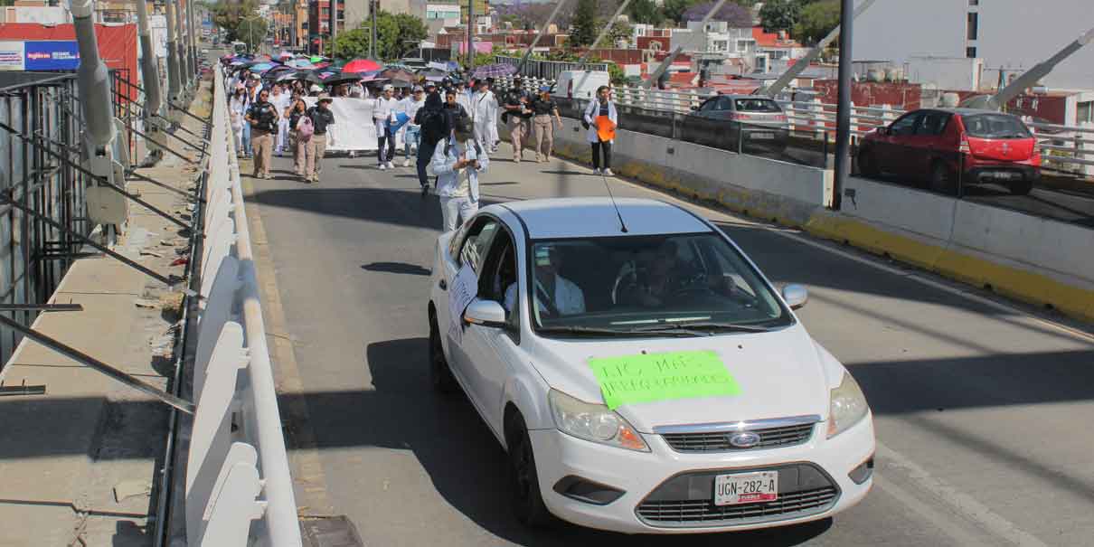 Segunda marcha de universitarios de Medicina BUAP; se dirigen a CU