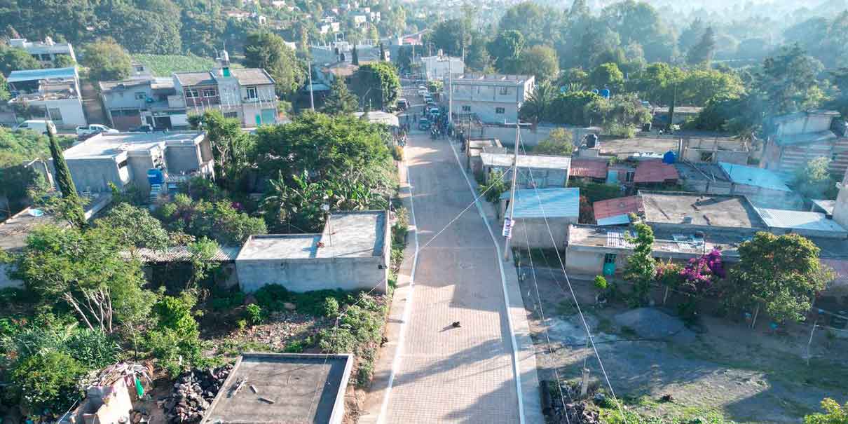 Mejoran las calles de San Andrés Azumiatla con adoquinamiento