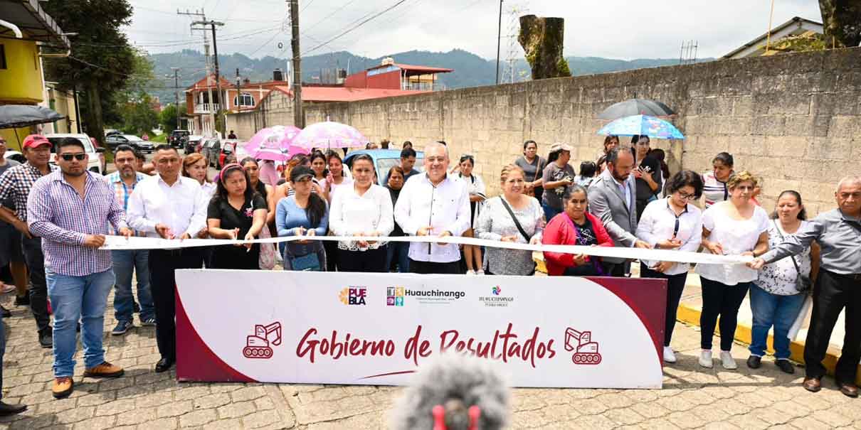 Guarniciones y banquetas mejoran zonas escolares en Huauchinango