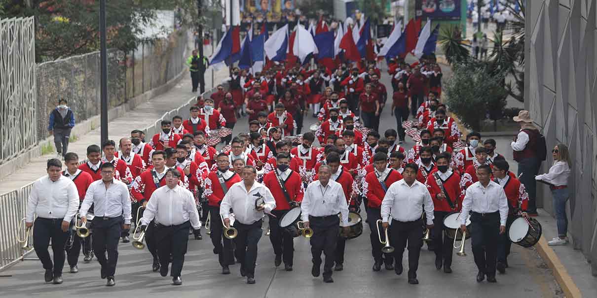 Miles de estudiantes participaron en el pase de revista del desfile del 5 de mayo