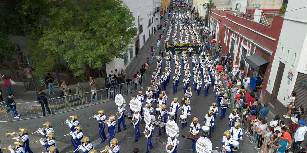 Miles de poblanos festejaron aniversario de la Revolución Mexicana durante desfile