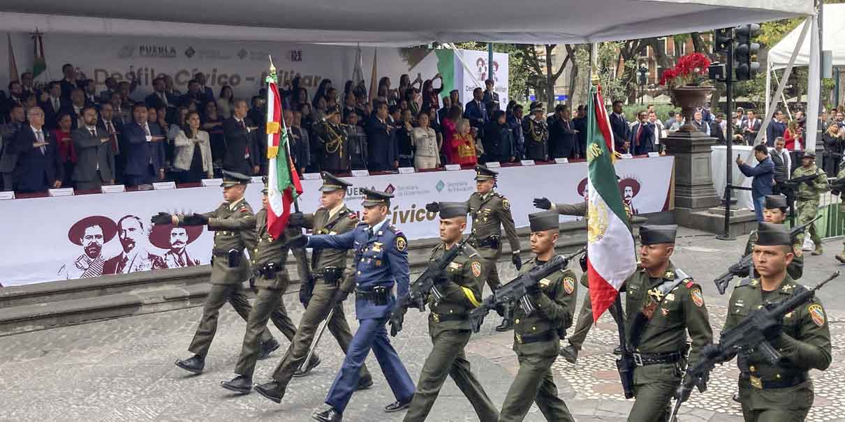 Miles de poblanos festejaron aniversario de la Revolución Mexicana durante desfile