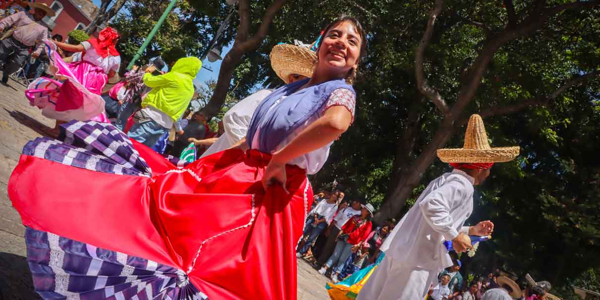 Mojigangas llenaron de color y tradición las calles de Atlixco