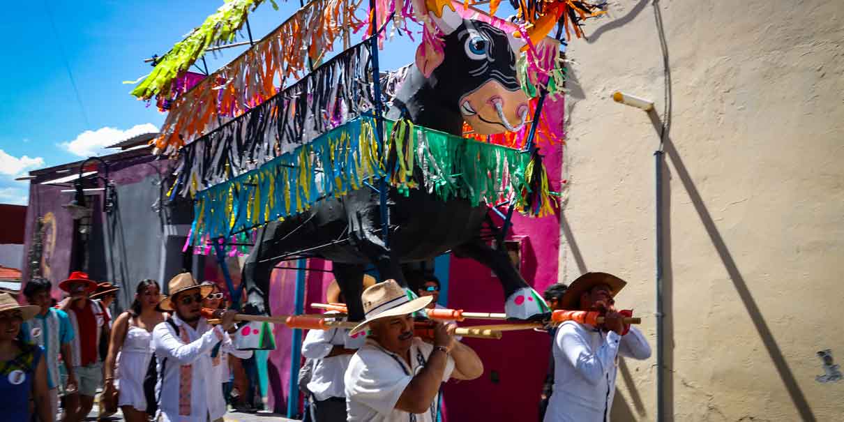 Mojigangas llenaron de color y tradición las calles de Atlixco