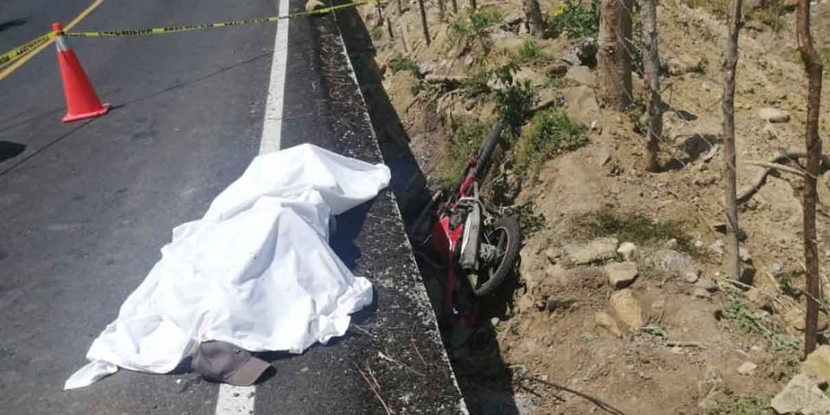 Motociclista murió al derrapar en carretera de la Sierra Norte